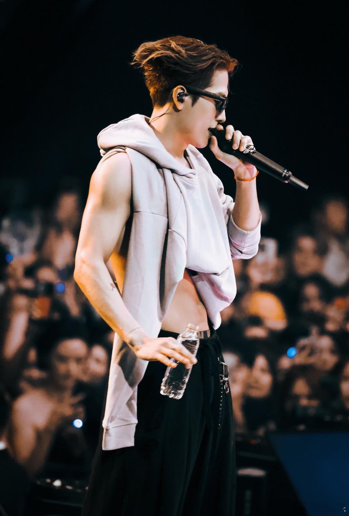 耿直 boy 的逛店实录！王嘉尔不摆架子，和普通顾客一样认真挑选，太圈粉～ 