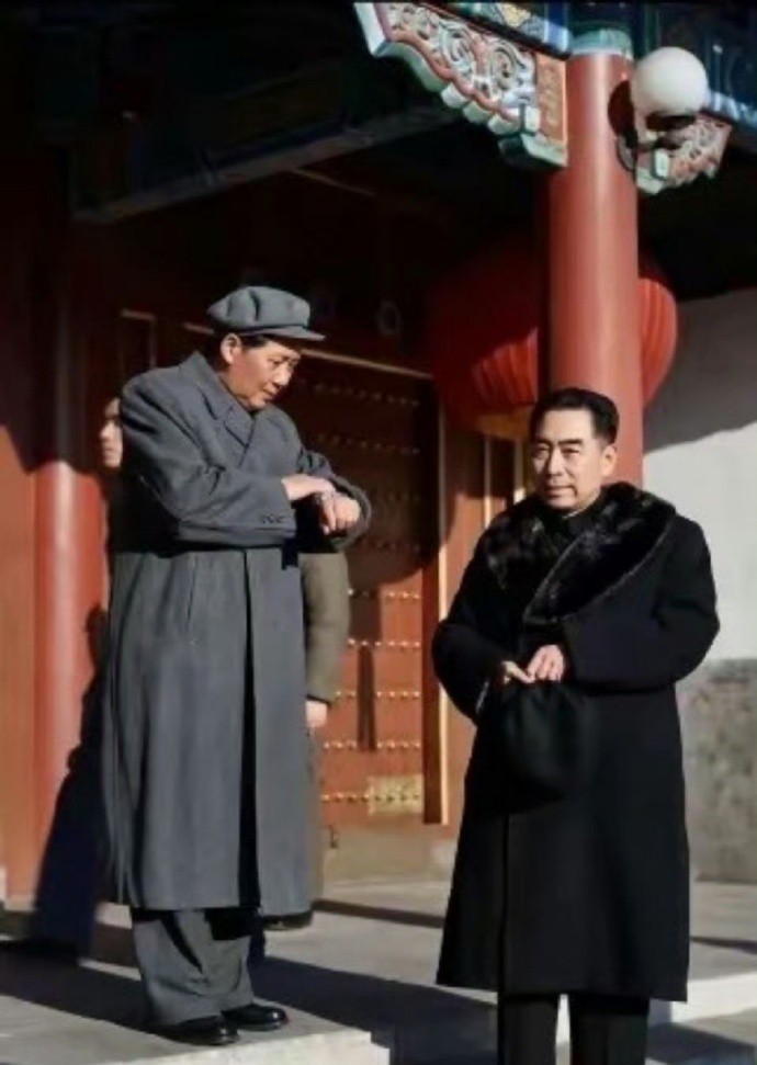 改变世界的两位顶端伟人，日常工作时的一张照片，毛主席在看手腕上手表的时间，周总理