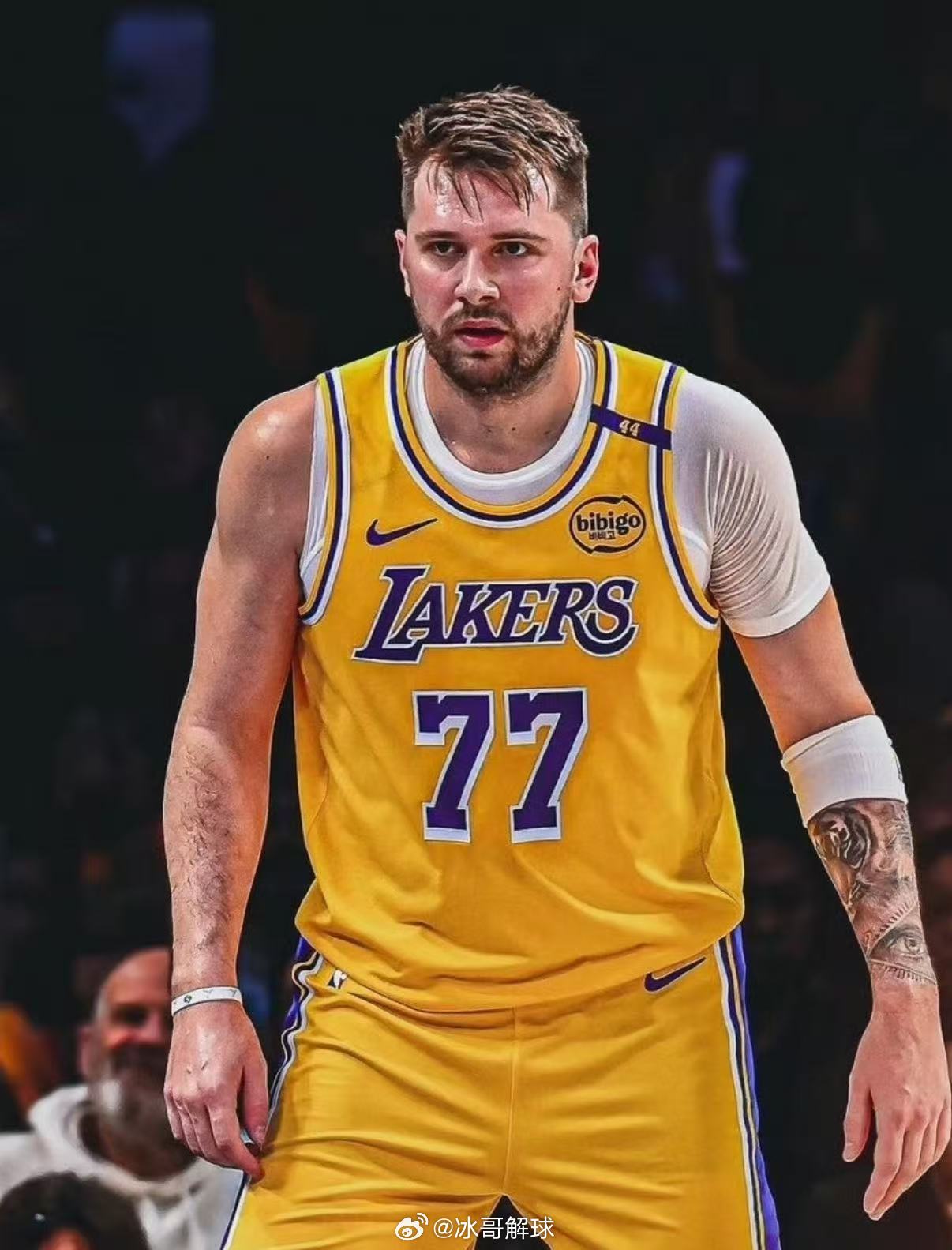 东契奇历史第三年轻15000分先生里程碑达成！东契奇在对阵骑士的比赛中，以27岁