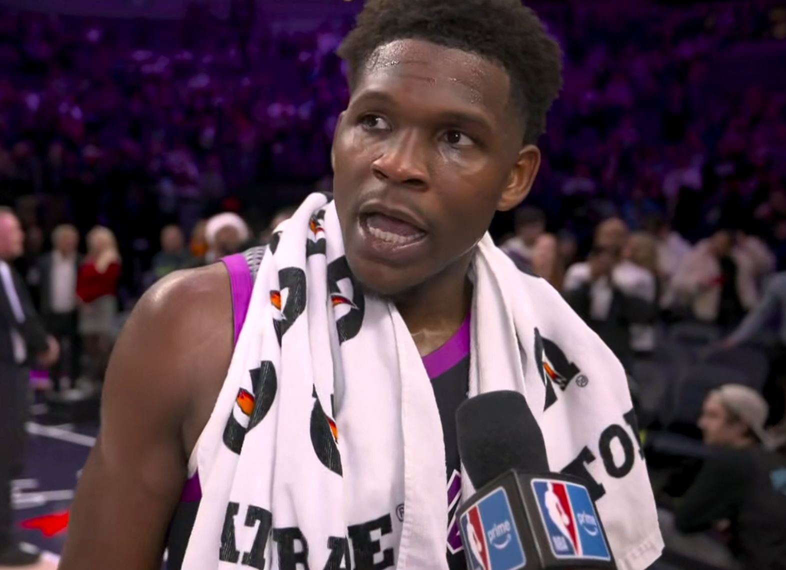 我觉得爱德华兹采访应该这么说——“主教练都给罚出去了，这就有气儿了，这就得跟他干