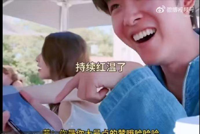 #惊讶的宋茜 红温的小田# 田嘉瑞的可爱失误让大家都乐开了花！手滑点赞“富嘉茜金