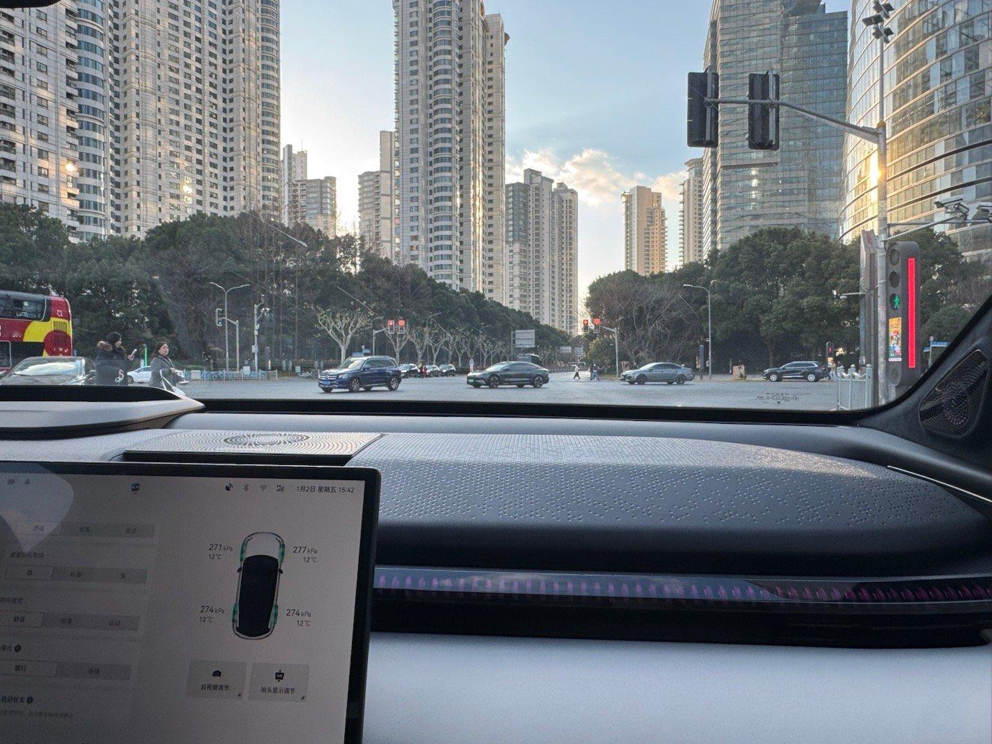 新年开的第一辆车，26款极氪X。相较于此前版本，26款悬架调校取向明显更硬，尤其