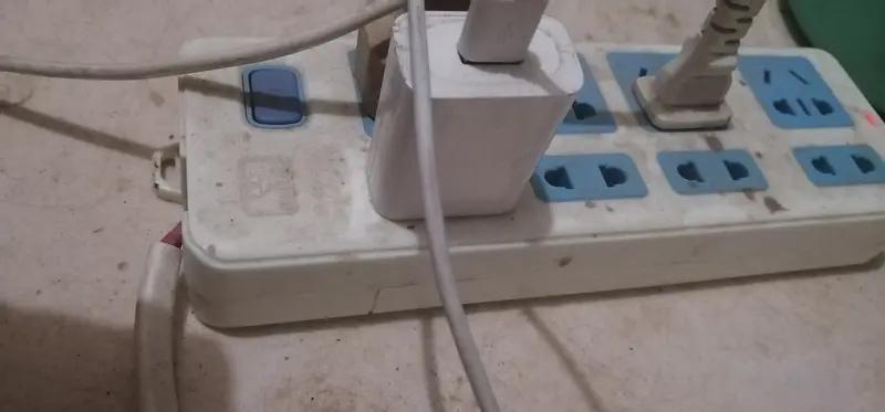 4月29日，贵州一女子边充电边玩手机遭电击，电流从手贯穿到脚  过程持续了好几分