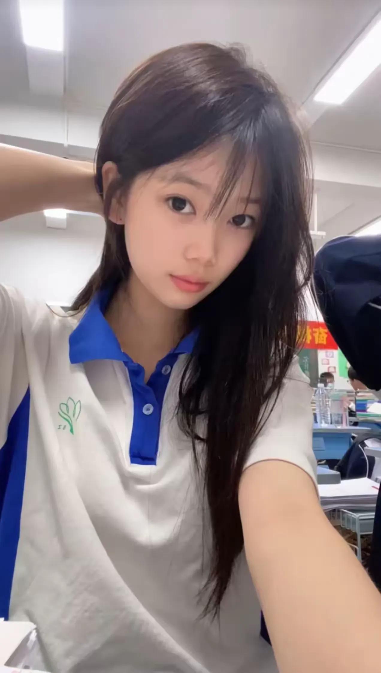 女儿13岁，昨晚钻进被窝悄悄问我：“妈妈，我总想跟男生待在一起，我是不是变坏了？