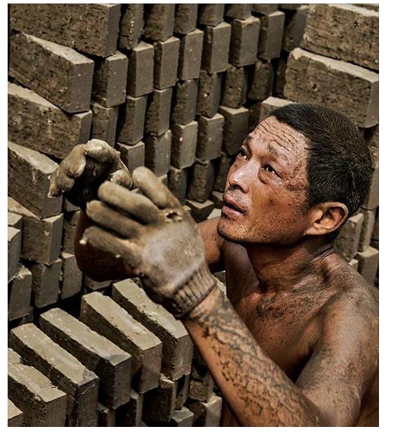 为什么中国人这么累？网友说出了关键！美国人整天研究高科技，欧洲人研究奢侈品，中东