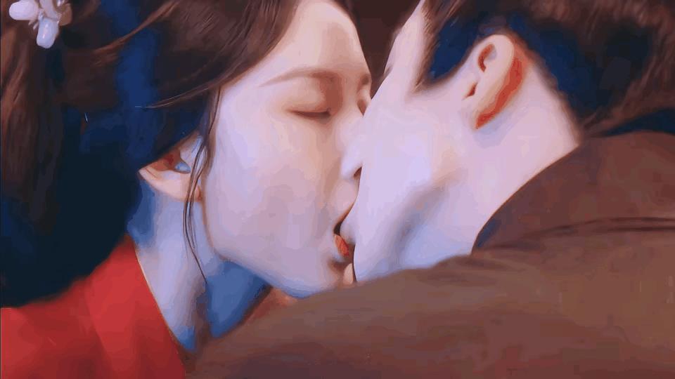《折腰》这段吻戏争议挺大的作为一个观众，反正看这段挺尴尬一般演员演吻戏要么就是贴