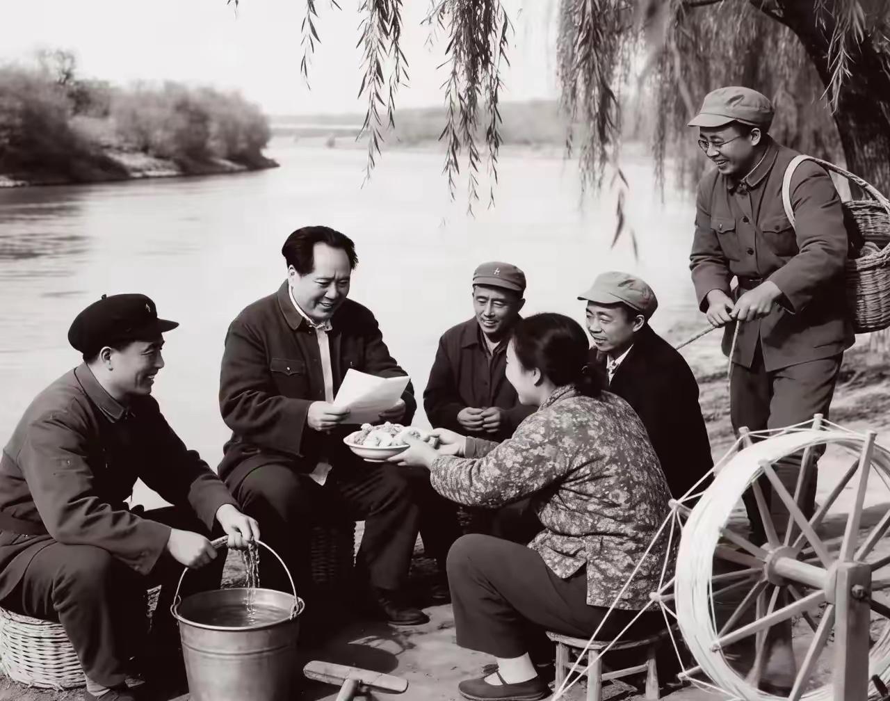 毛主席和人民群众在一起。
主席和人民群众在一起，笑容温暖，和蔼可亲。