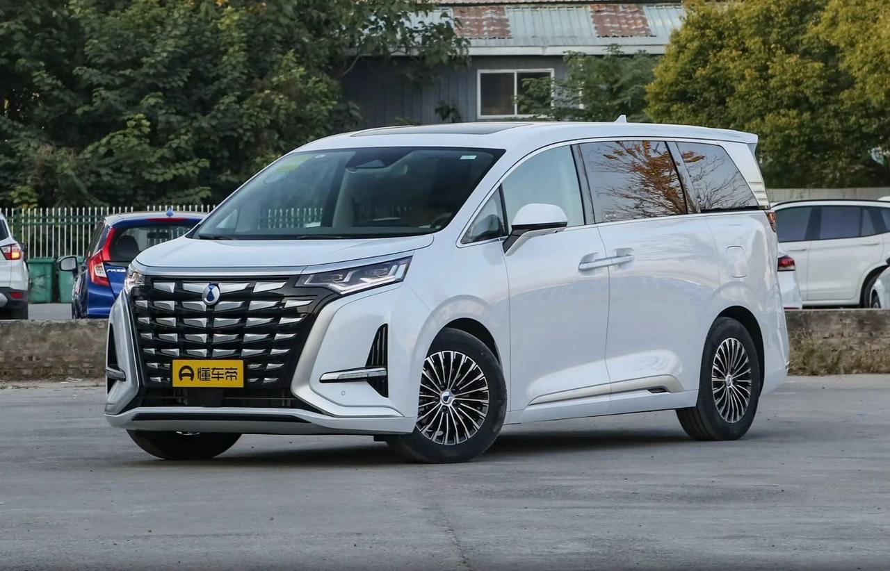 前几天啊，我帮我老舅淘了一辆二手的腾势D9 DM 。哎呀，这可真是被市场现实狠狠