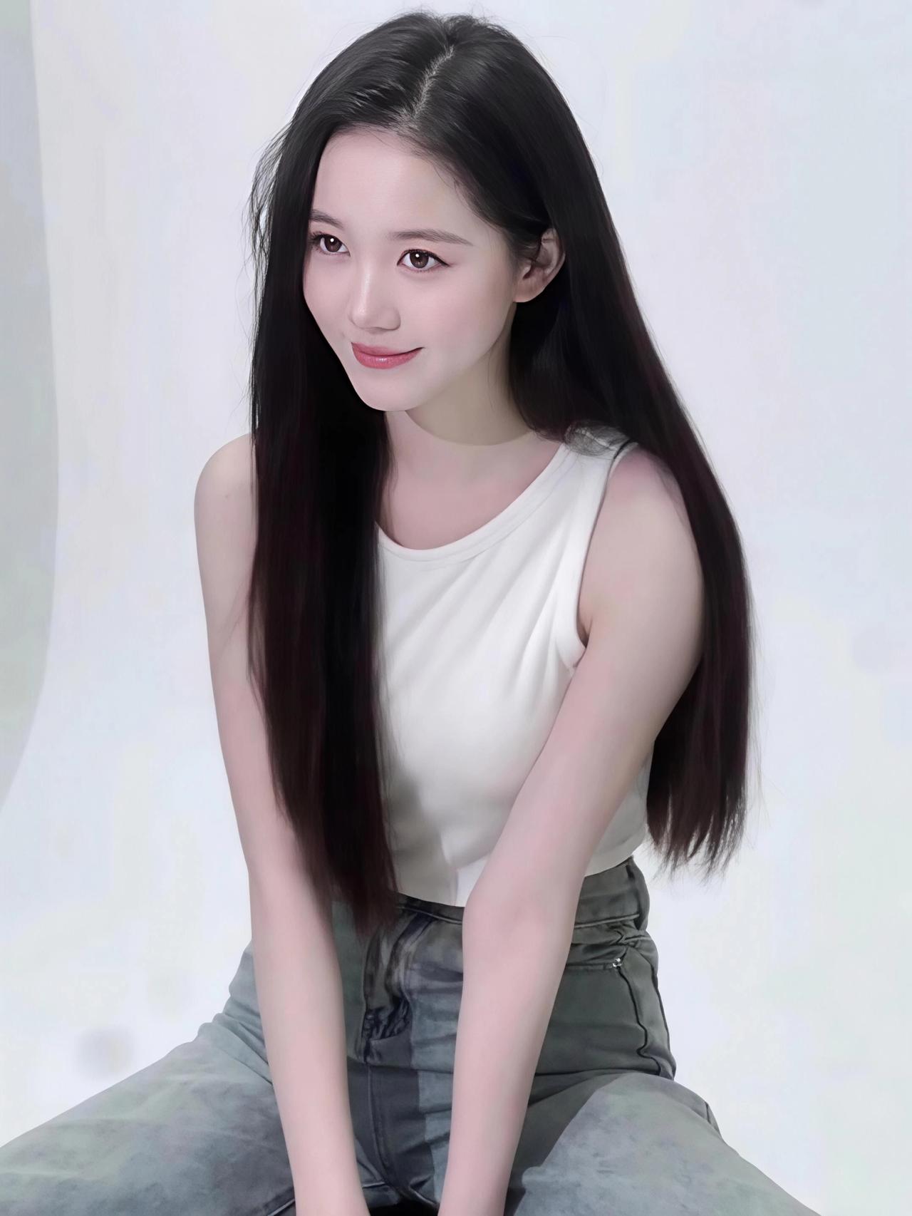 眸光流转，是秋水揉碎的月光
唇角微扬，藏着春意轻轻漾
不施粉黛，胜似舒展的诗行