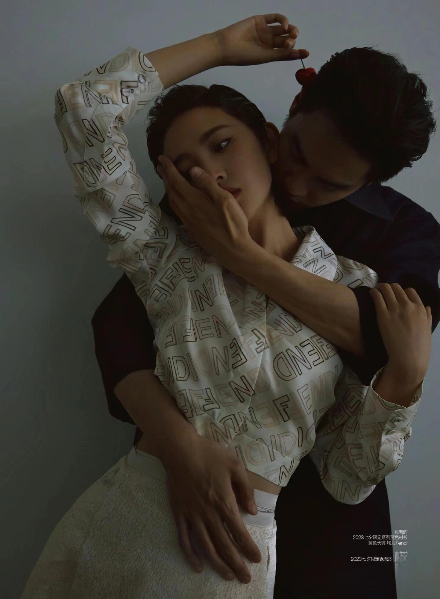 张若昀的大手放在唐艺昕的蚂蚁腰上，这就是真夫妻才有的性张力嘛！？好嗑！ ​​​