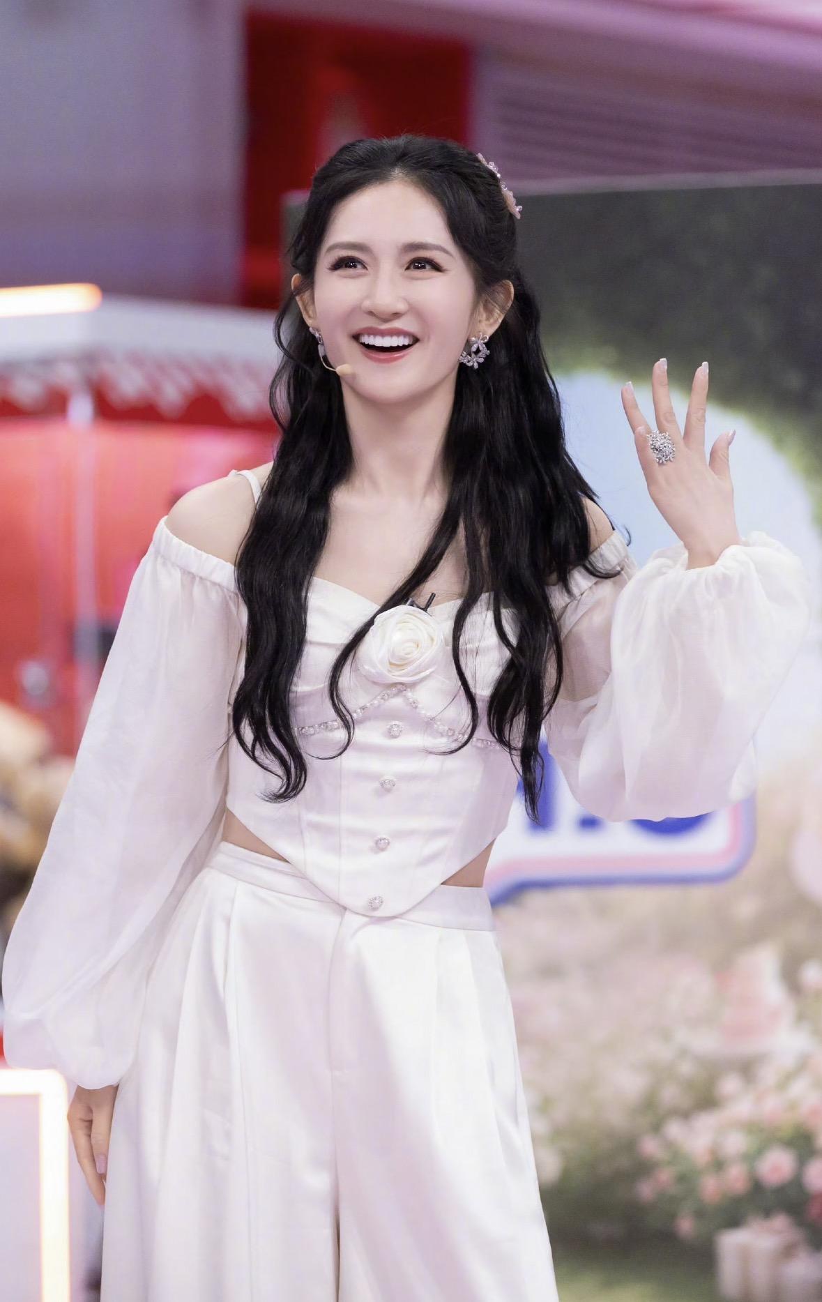 很多人纠结，谢娜演唱会被举报，是唱得不好？还是路人缘变差了？

其实都不是。
真