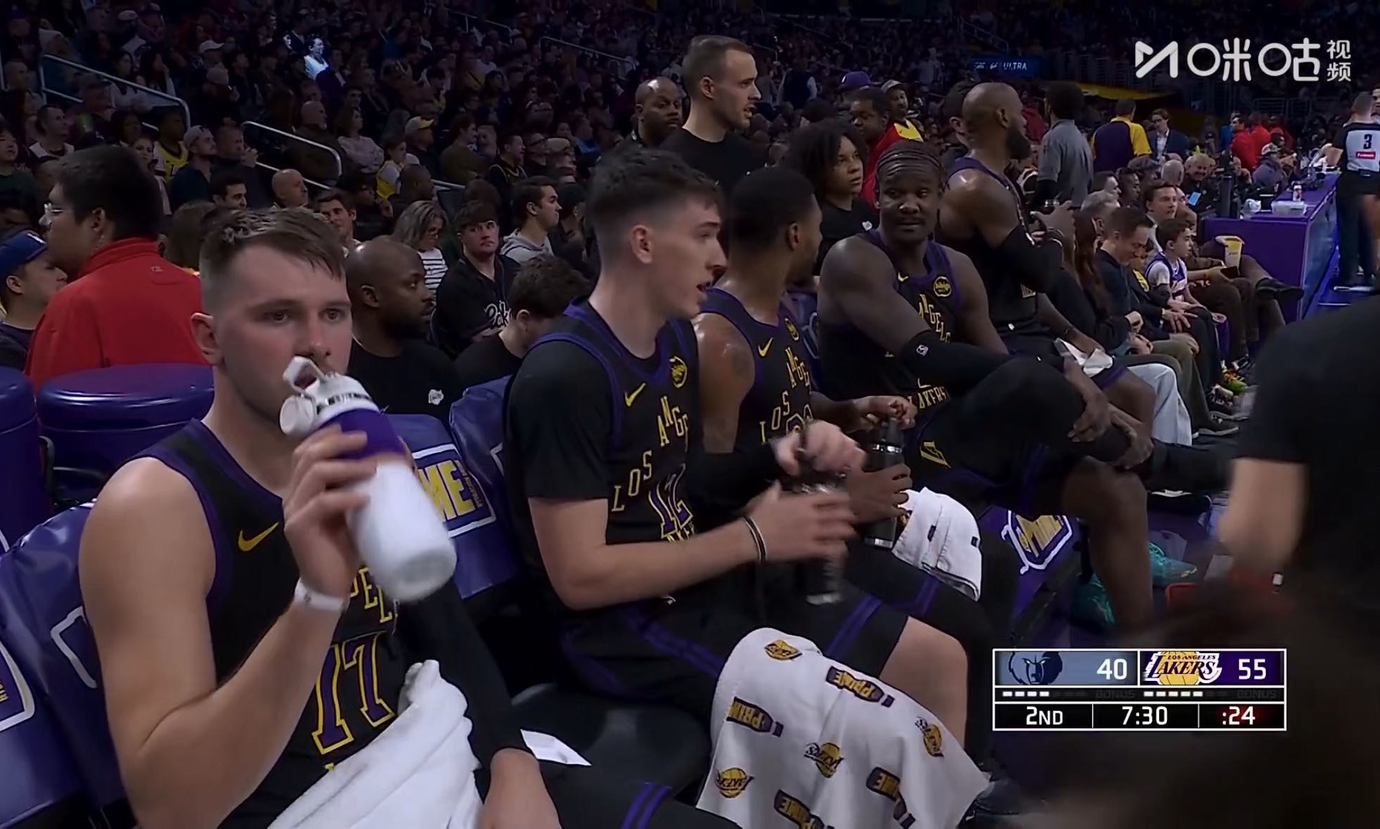 拉拉维亚！今天牛逼。 目前15分！灰熊vs湖人