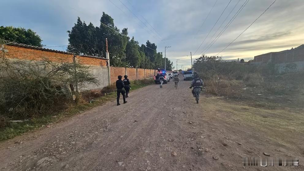 震惊！！！墨西哥萨拉曼卡市卡巴尼亚斯球场在足球比赛进行时，一伙武装分子闯入，向球