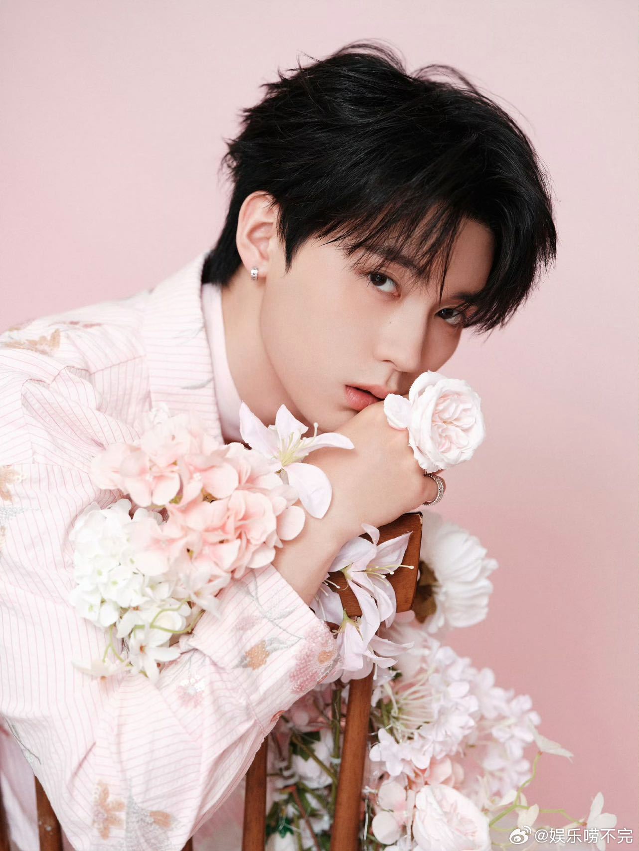 周翊然直播打游戏不止游戏打得好，两套活动造型惊艳，白马矜贵蜜桃清甜 