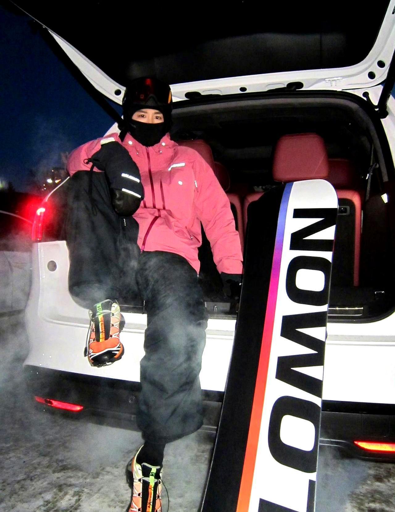 白敬亭这日子过得是真舒坦。
 
去年12月底跑去哈尔滨玩冰滑梯，这个月又被人逮到