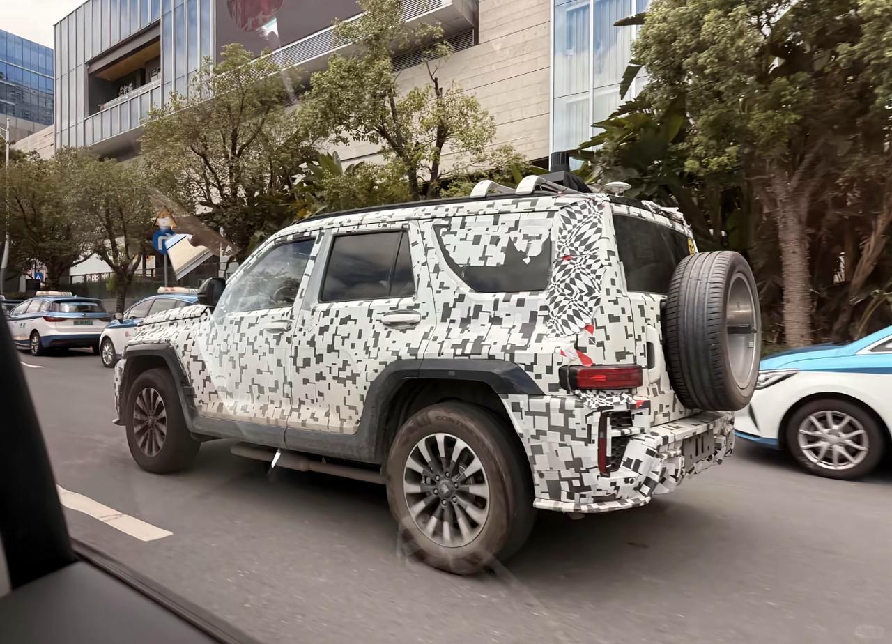 网上爆了长城硬派越野车的测试谍照，这车看着挺有意思 —— 硬派越野的底子，车顶却