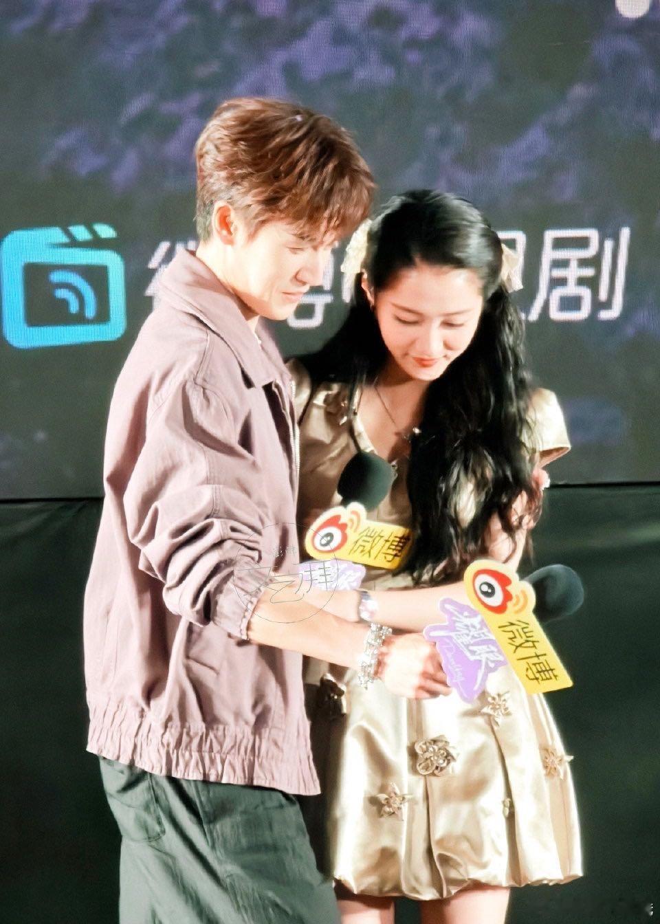关晓彤李昀锐线下合体好多贴贴 说实话，剧里定晴信武已经够好磕了，没想到线下更夸张