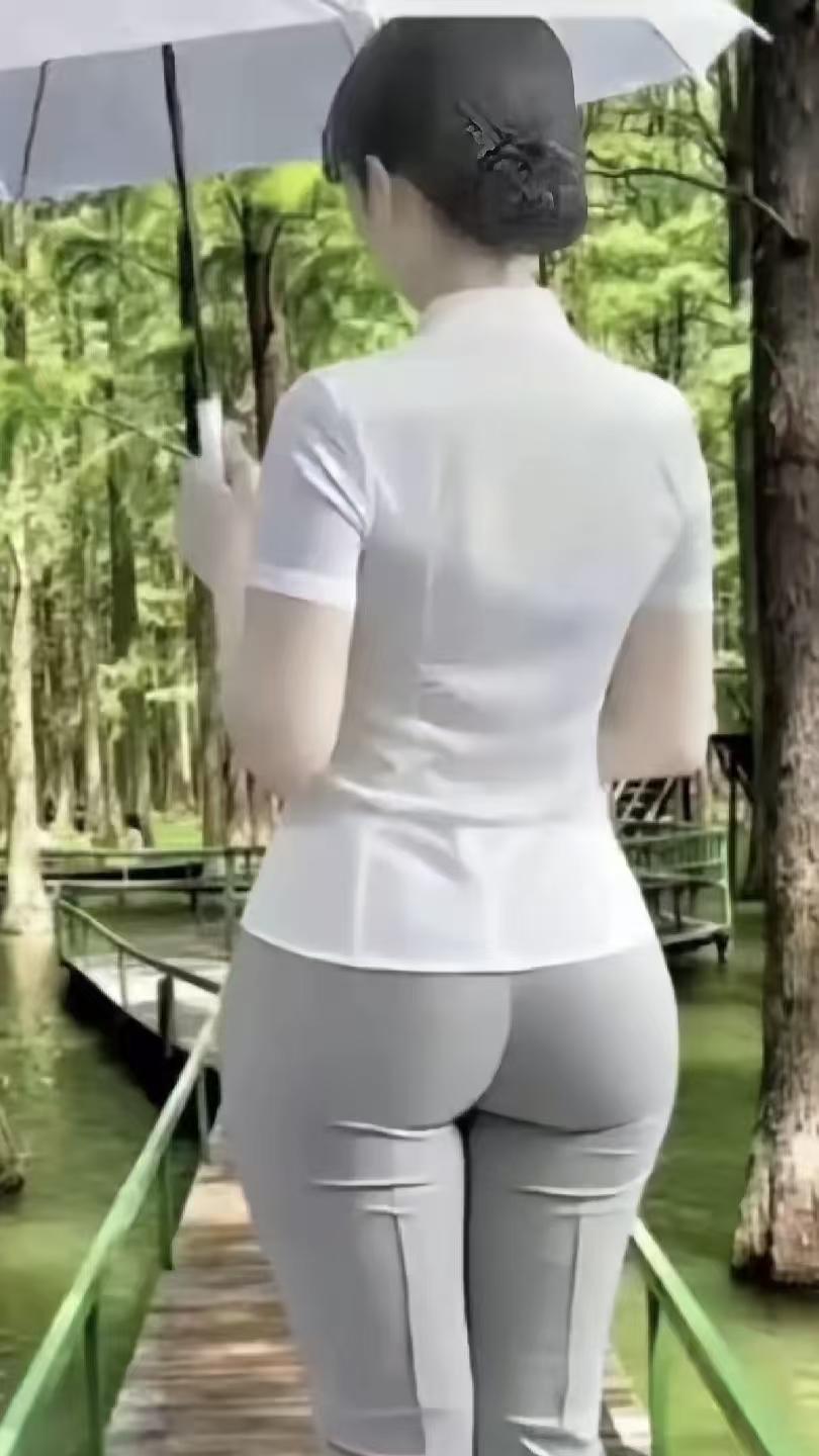 塞鸿秋·我在等你
心思难掩情丝绕，
爱怜难隐欢颜俏。
寻君本欲春风抱，
君倾春色