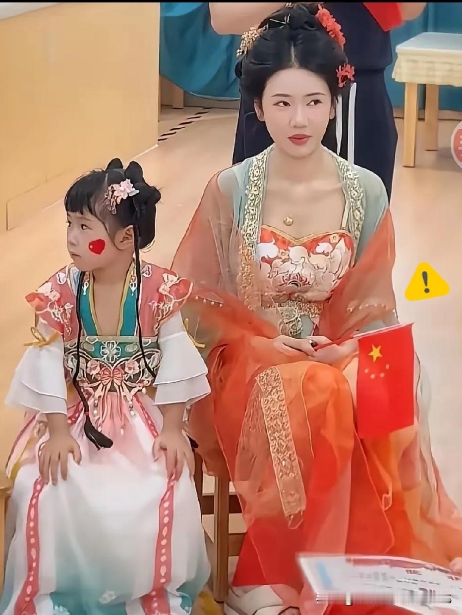 社区幼儿园办中秋亲子灯会，通知里写着“盛装出席”。林晓提前一年买了礼服，当天把头