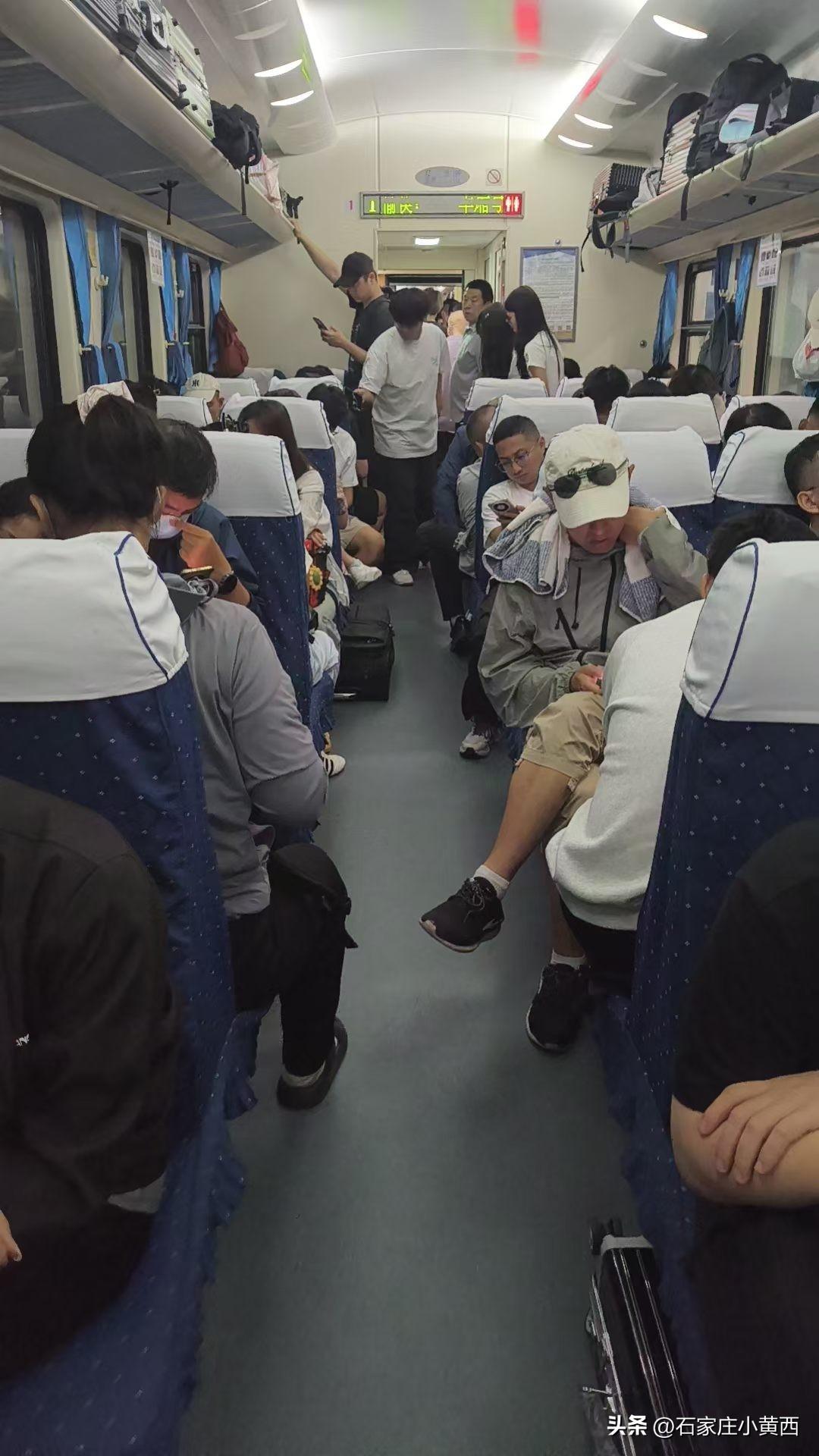 【列车员她应该是失恋了，在偷偷哭！】失恋这事儿，对女孩来说真的太扎心了。就像南京