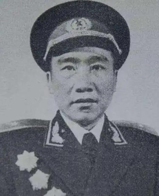 1955 在举行授衔仪式之际，他竟猛地一把扯下肩章，而后扬长离去，紧接着便立下了