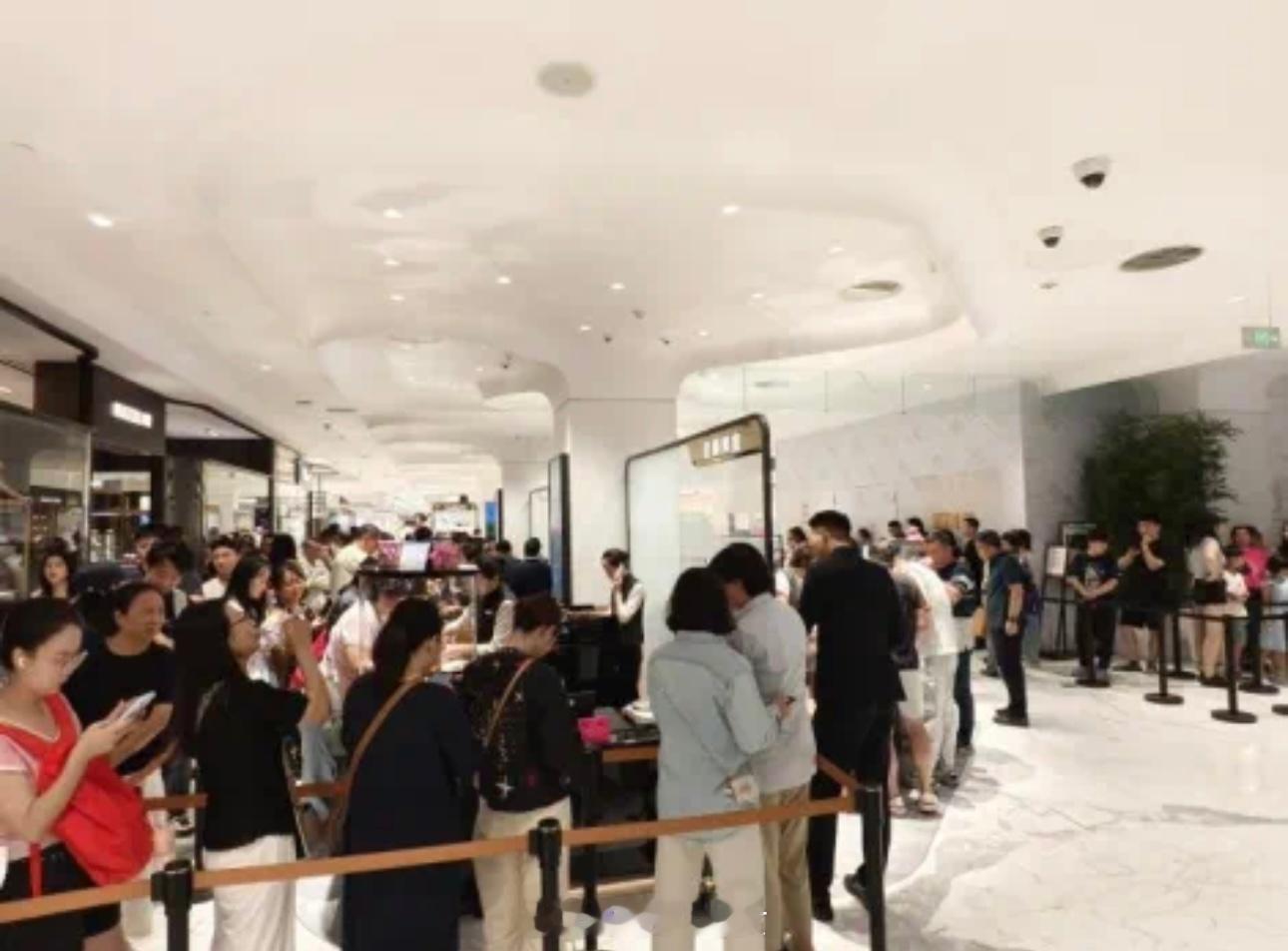 老铺黄金年内第二次提价 早上10点，北京skp商场刚刚开门营业，但老铺黄金柜台前