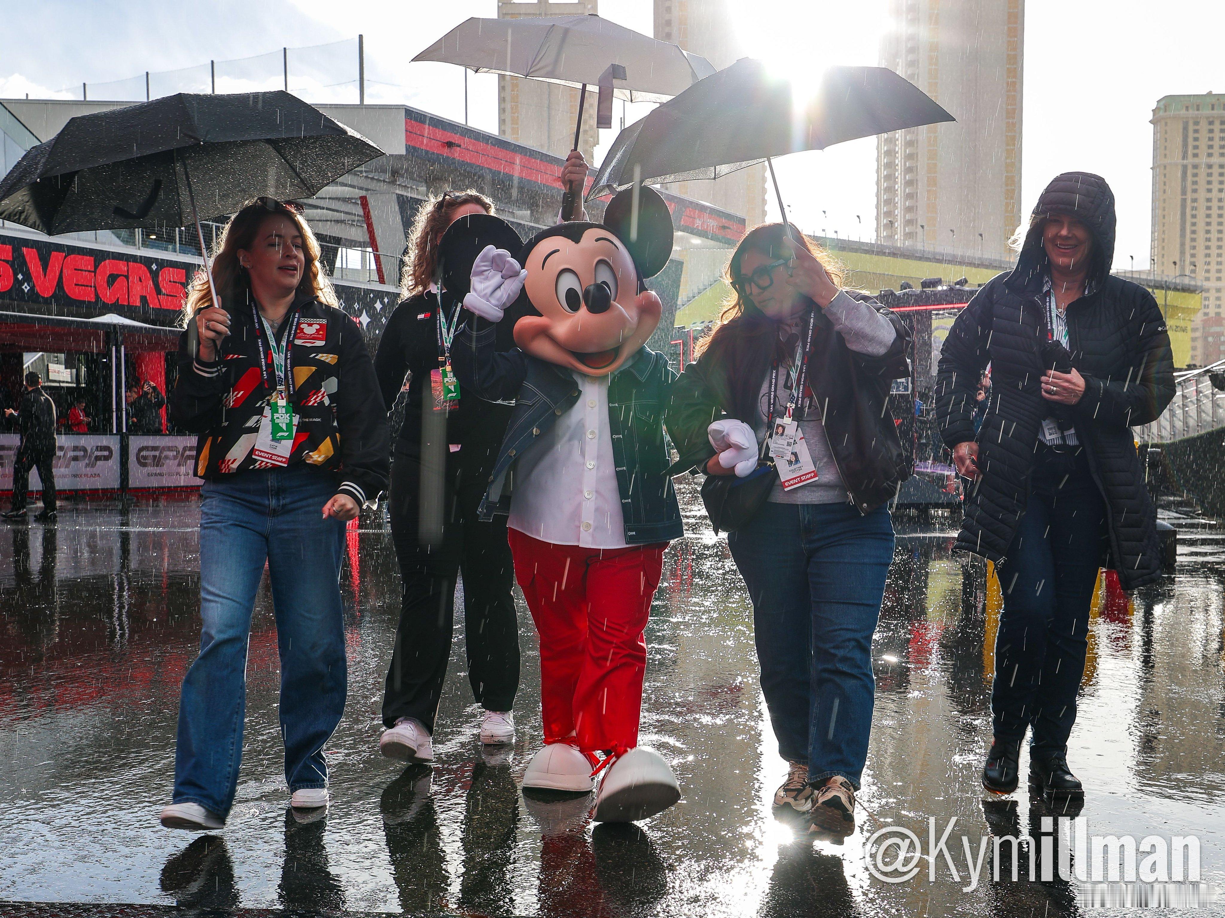 米奇首次亮相F1赛道～📸