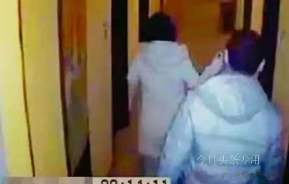 在一起网恋男子在初次见面时对女子使用暴力，导致女子不幸死亡的事件中，该男子因故意