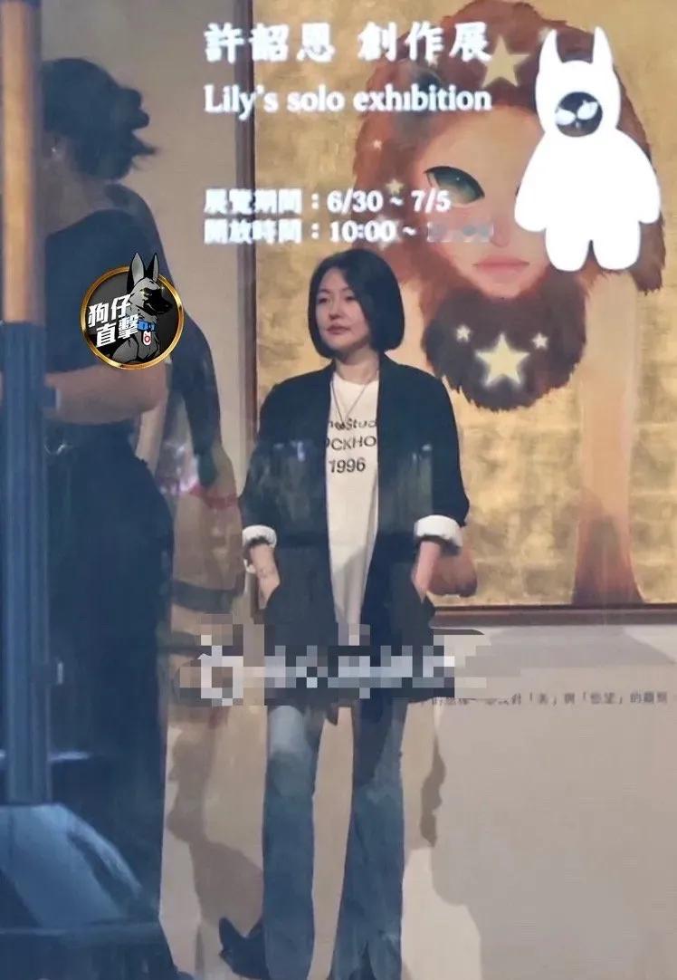 小和女儿认为大最爱的画作惊悚诡异，画中大黄发、深蓝眼令人费解。近日小为女儿画展站