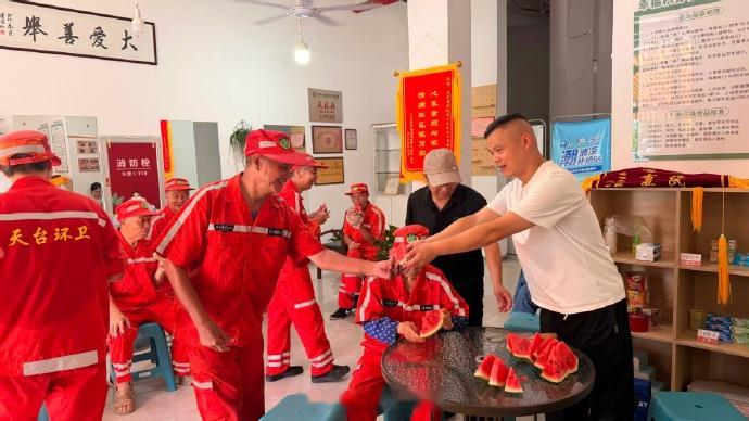 五年接力不打烊台州爱心冰柜送清凉 入夏以来，台州天台“阳光爱心汇”的送清凉行动如