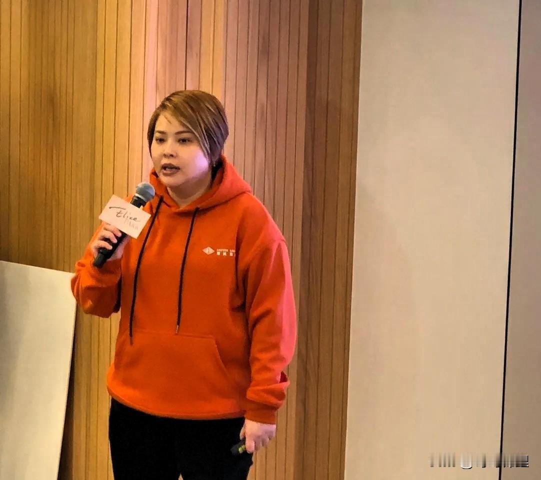 香港女富商周佩贤烧炭离世！
43岁女富豪，本该是人生最成熟的年纪，下周还得去法院