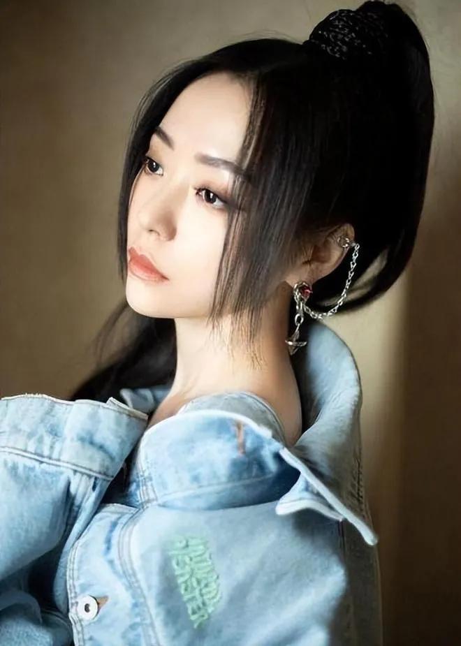 张靓颖亮相华为发布会，造型独特引热议。部分网友吐槽其装扮与发布会主题不符，显突兀