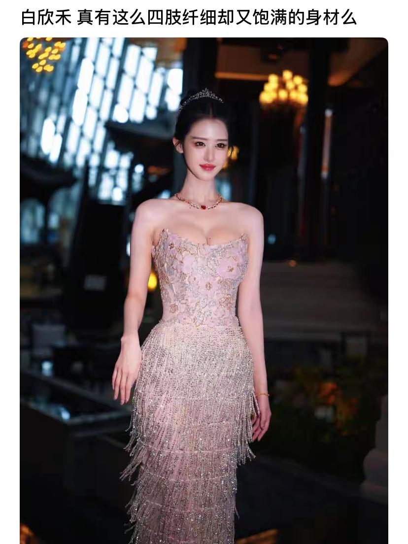 这位女士穿着华丽的晚礼服，真是美不胜收！