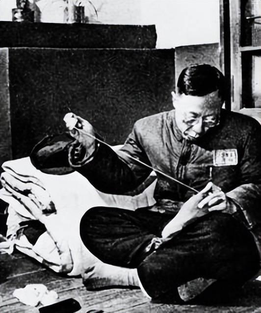 1950年，正接受改造的溥仪听到中国出兵支援朝鲜，突然撕开棉衣，取出一物件说：“