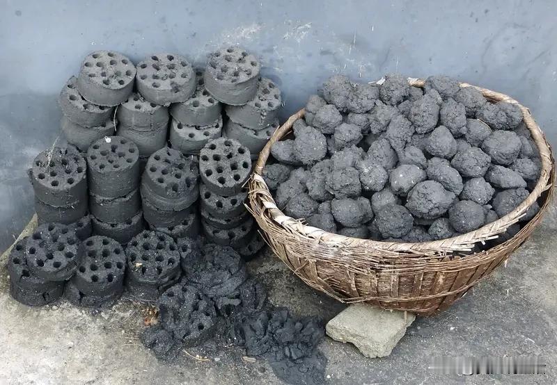 后来连续三天，我都会在包里装一小袋猫粮，而煤球总会准时蹲在老地方，看到我就迈着小