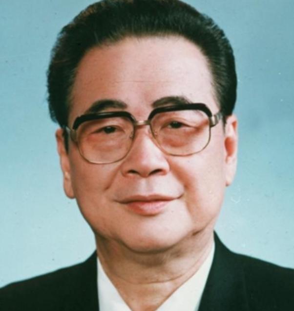 1992年7月，饱受病痛折磨的邓颖超，生命走到了最后的尽头。躺在病房里的她，已经