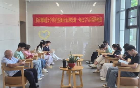 6月30日上午，聊城市图书馆的阅读角里书香伴着红韵，热热闹闹地办了一场红色图书阅