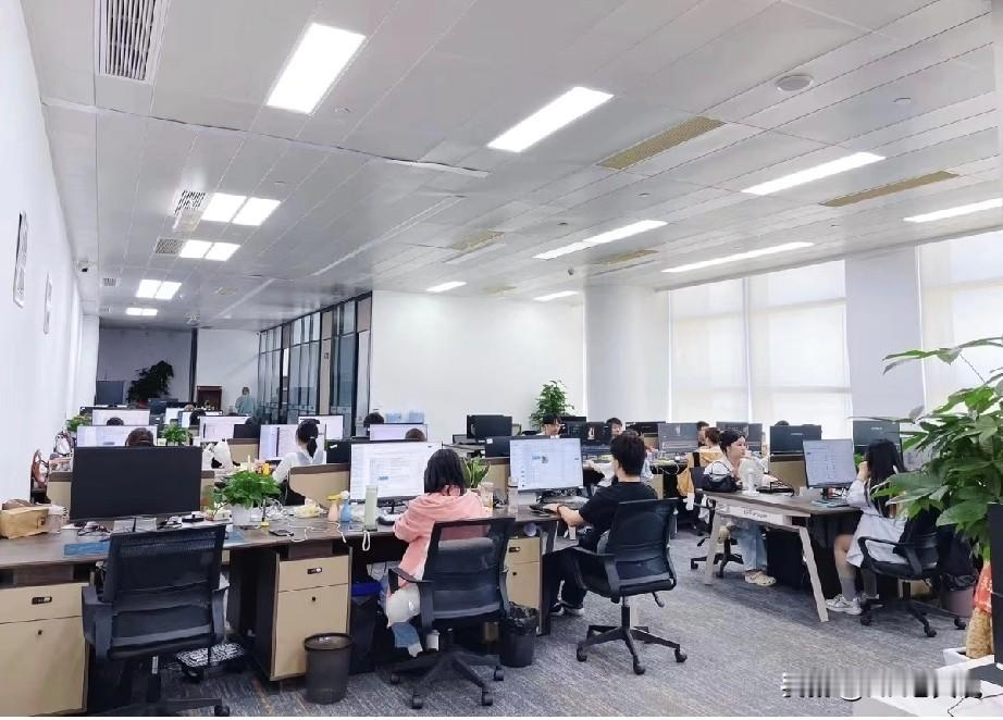 作为一个hr,奉劝那些动不动就对候选人评头论足的面试官一句，真要实打实的比，人家