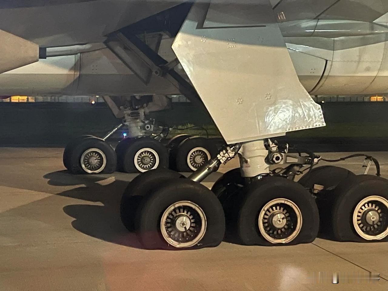 突发
来自菲律宾（6）日消息
一架菲律宾航空公司的客机在马尼拉国际机场发生爆胎事