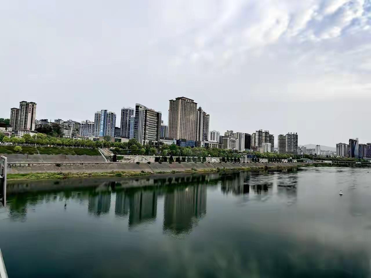 冬天的节气，不是那么明显。秋的斑斓褪尽后，天地便凝在一片素净里，立冬、小雪、大雪