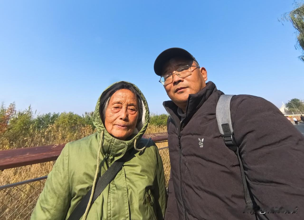 新的一年里，最想多陪陪家里的长辈啦，他们总盼着一家人能凑在一起吃吃饭、聊聊天。