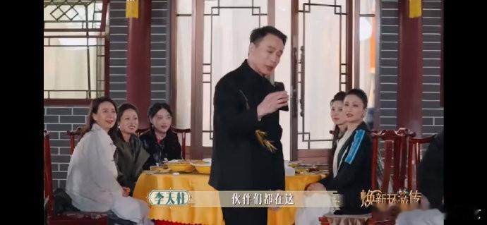 电话未通，思绪已飘。似见娱乐圈故事，于紫禁城琉璃瓦下，正缓缓铺陈开来。 ​​​