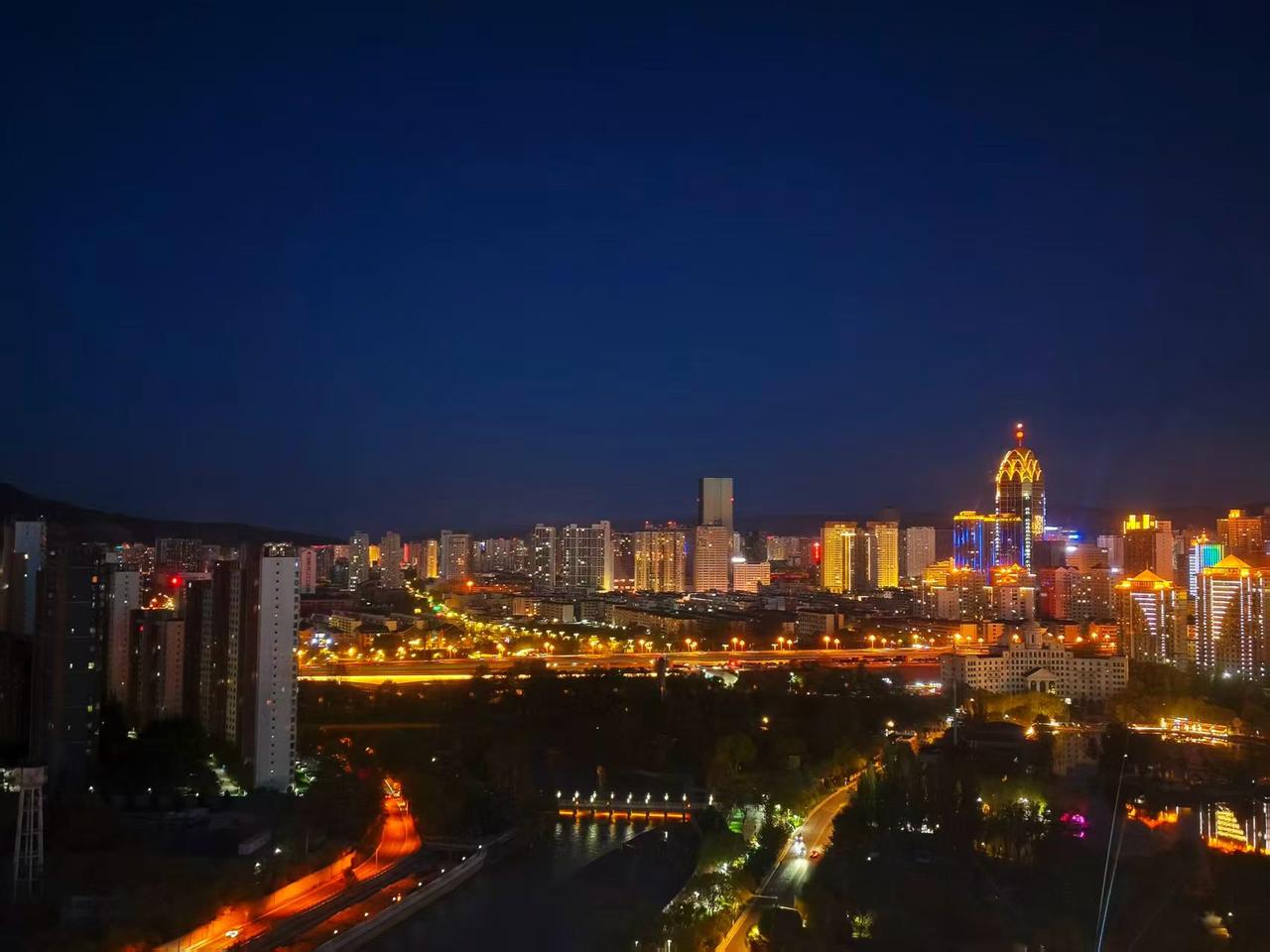 我在初夏，
与清风为伴，
登山顶，
看灯火阑珊。
