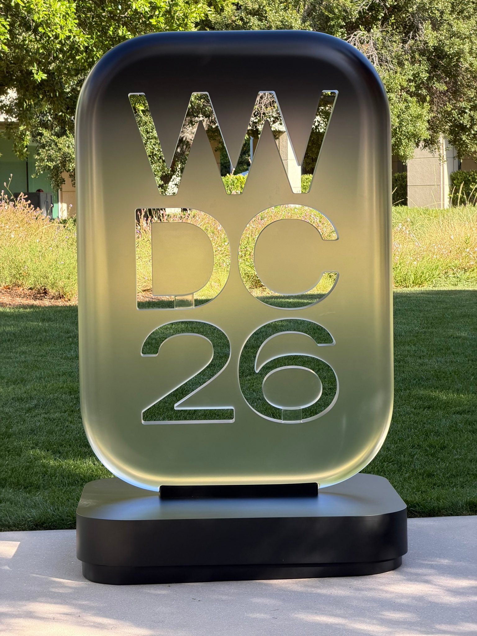 这个 Liquid Glass 玻璃 WWDC26 效果太酷了，我已经迫不及待想
