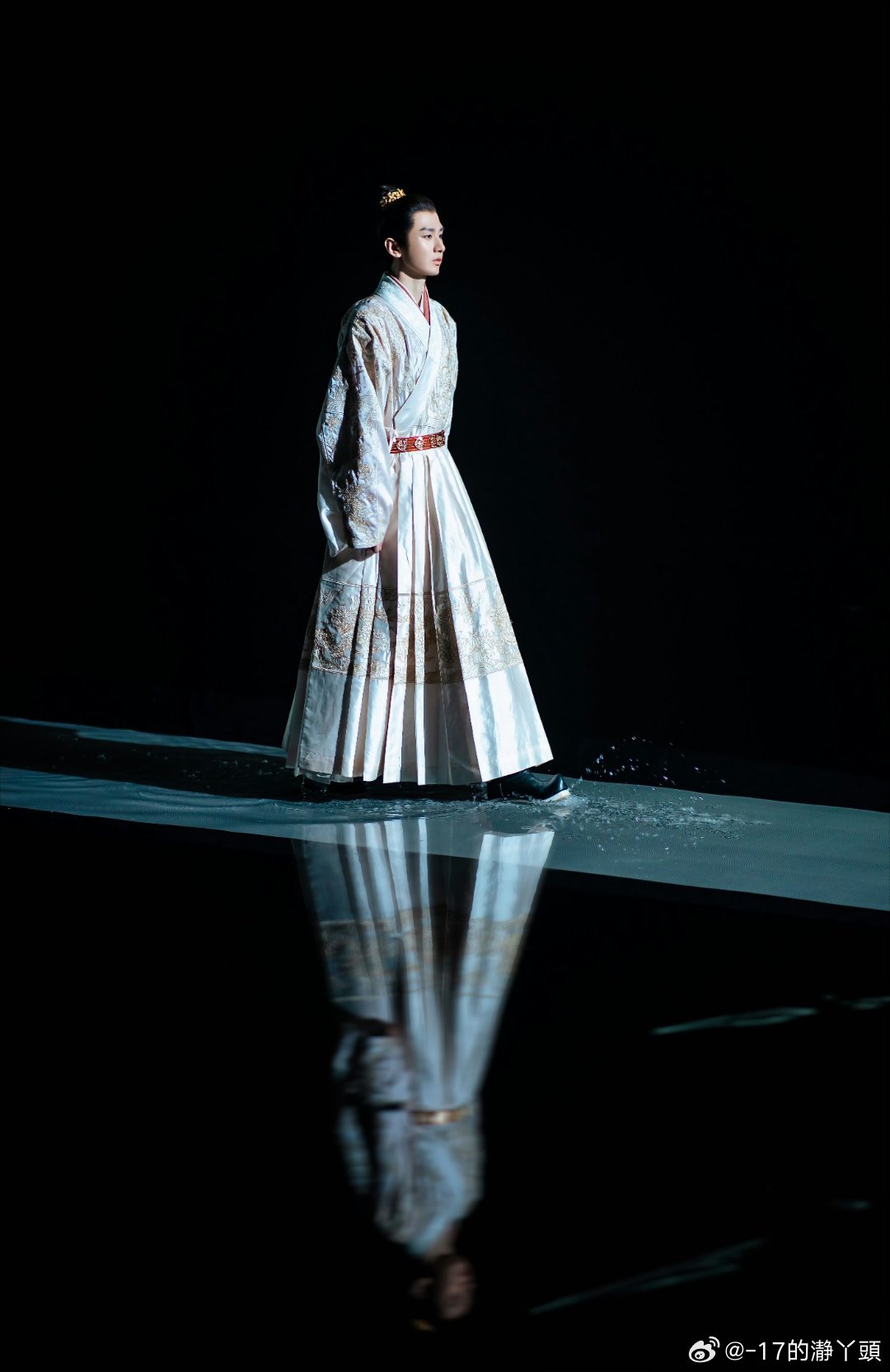 刀光剑影，步步杀机。 饰演的朱瞻基，不再是深宫里的傀儡，在绝境中爆发的智慧与勇气