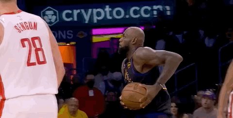 逆天！季后赛詹姆斯还敢玩折叠暴扣？这是41岁的老将？
前面两场季后赛都爆冷了，湖