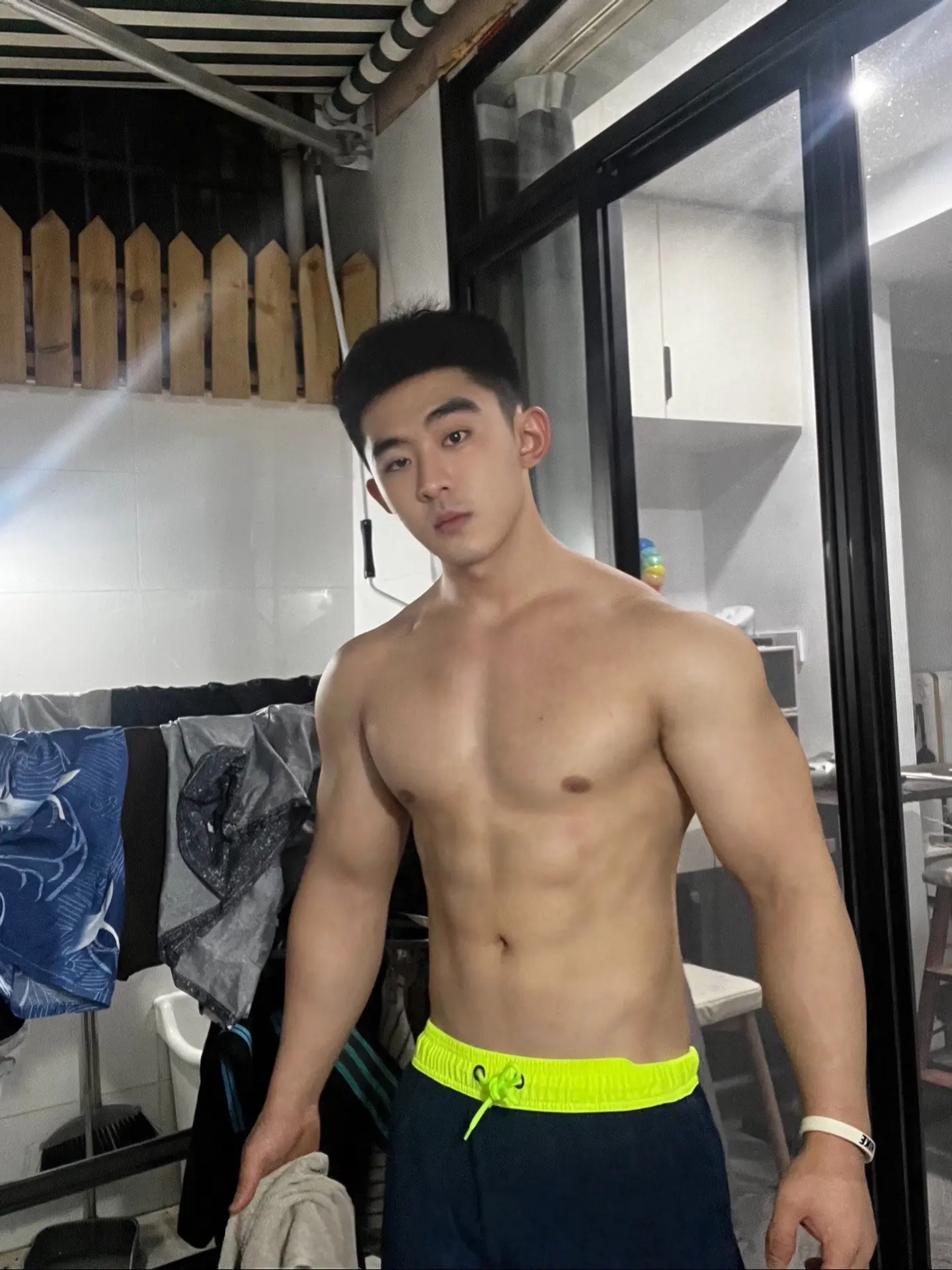 雨后打扫卫生的肌肉劳工🧹。