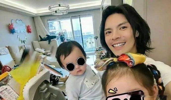 向佐每次发自拍，家里都挺乱的。。。 就不太理解 有钱人家里都这么乱吗？ ​​​