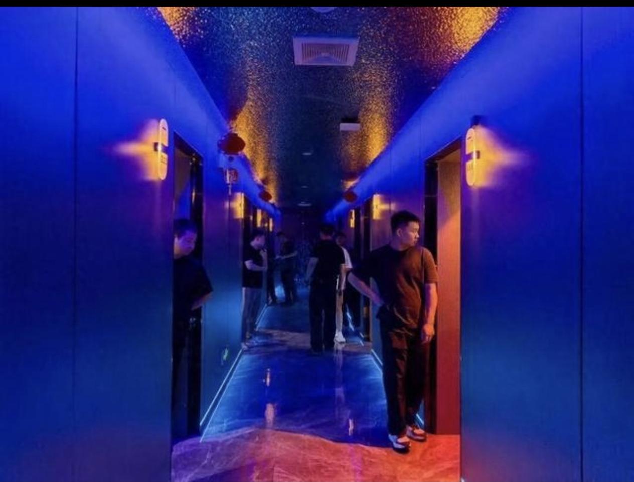 湖南，一家养生会所表面正规，背地里却专门做皮肉生意賺黑钱，经过几天蹲守，警方最后