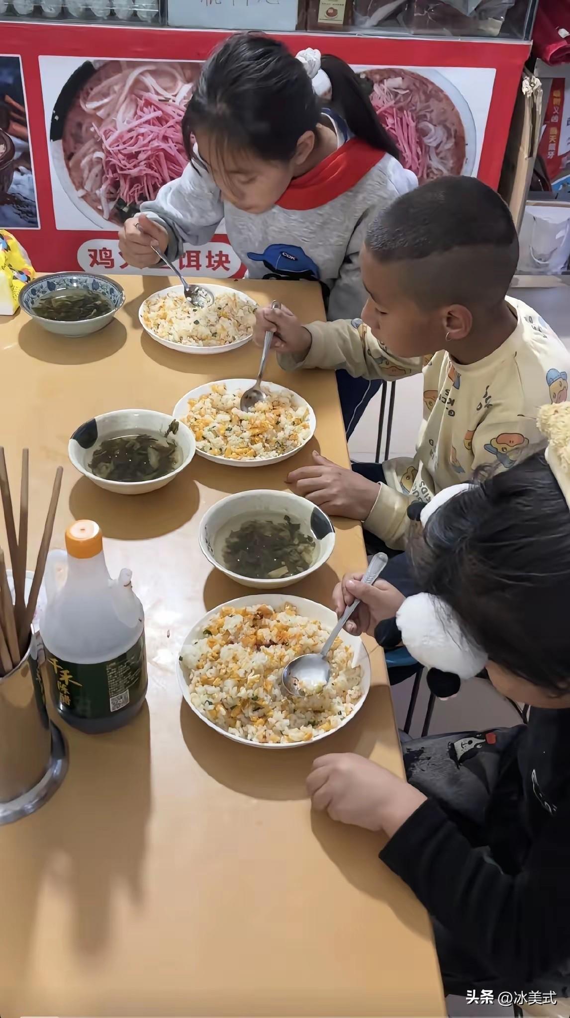 感动哭了！四川凉山，84岁爷爷带着三个孙子进店吃饭，他毫不犹豫地给三个孙子点好了